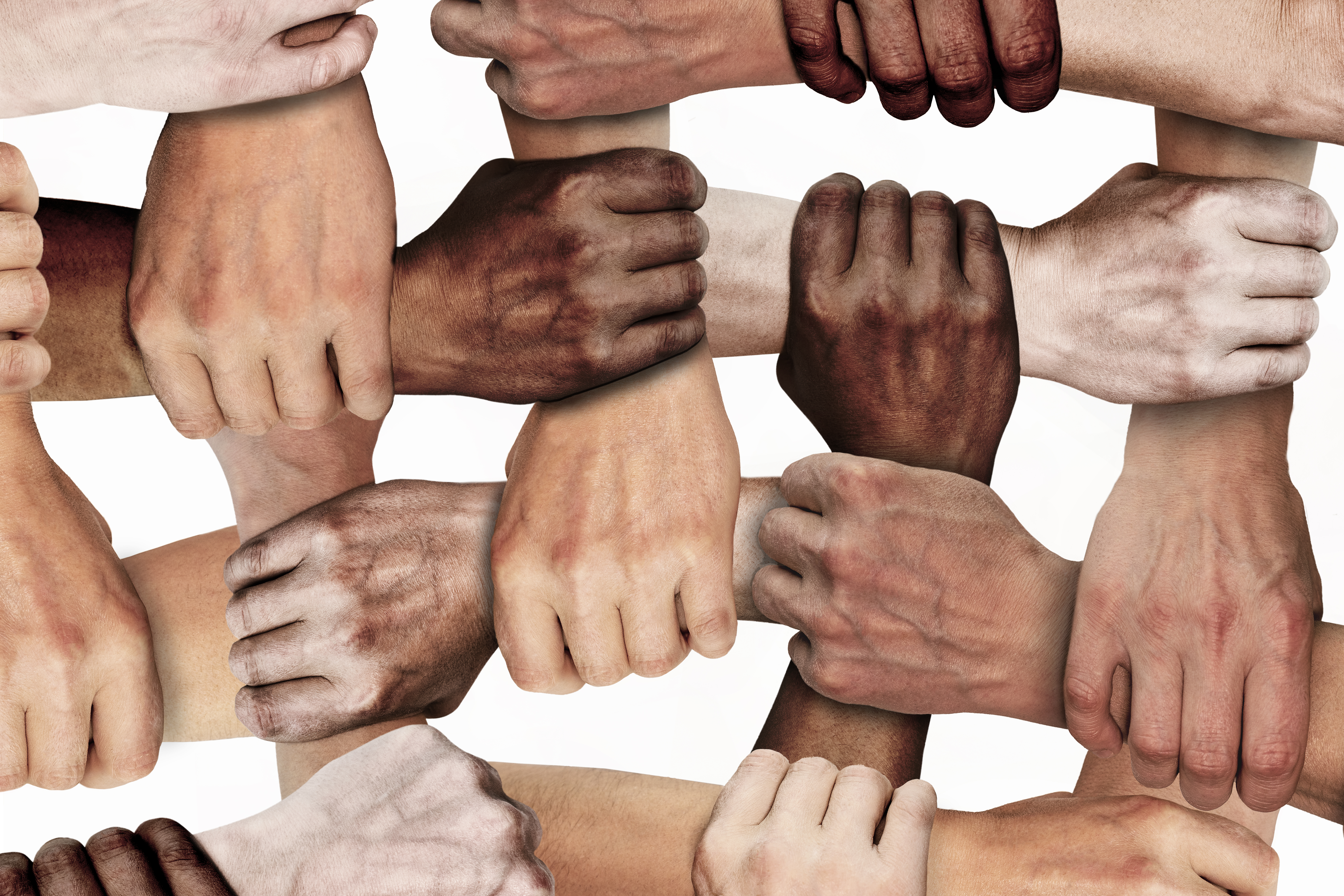 Mãos entrelaçadsa formando uma grade, com diversas nacionalidades